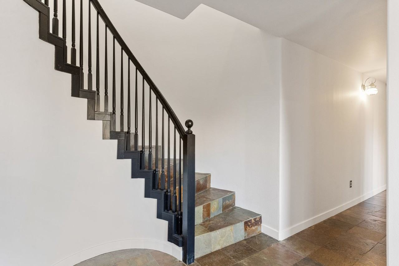 301 Canyon Pl - Photo 3 of 21