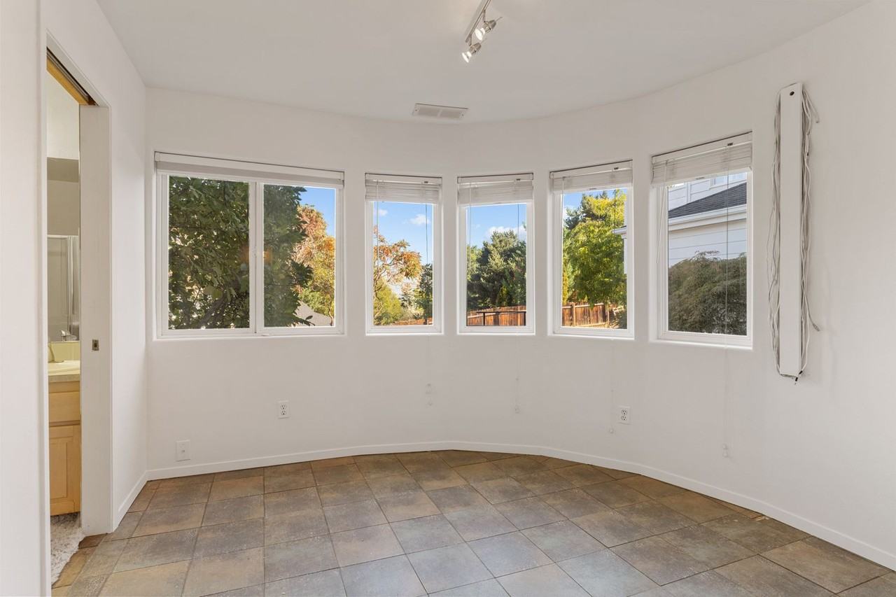 301 Canyon Pl - Photo 5 of 21