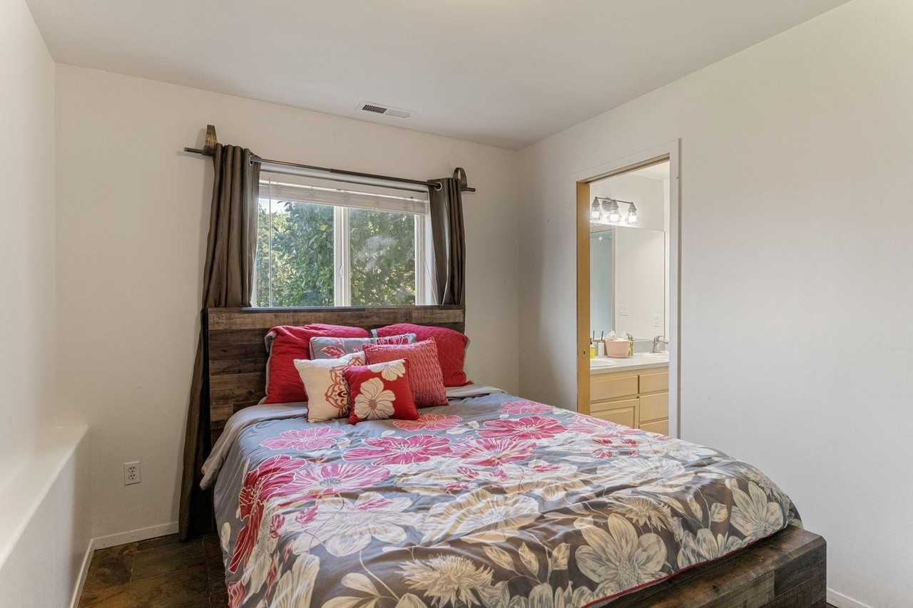 301 Canyon Pl - Photo 7 of 21