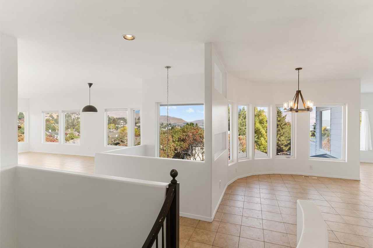 301 Canyon Pl - Photo 4 of 20