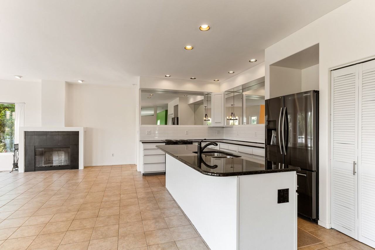 301 Canyon Pl - Photo 3 of 20