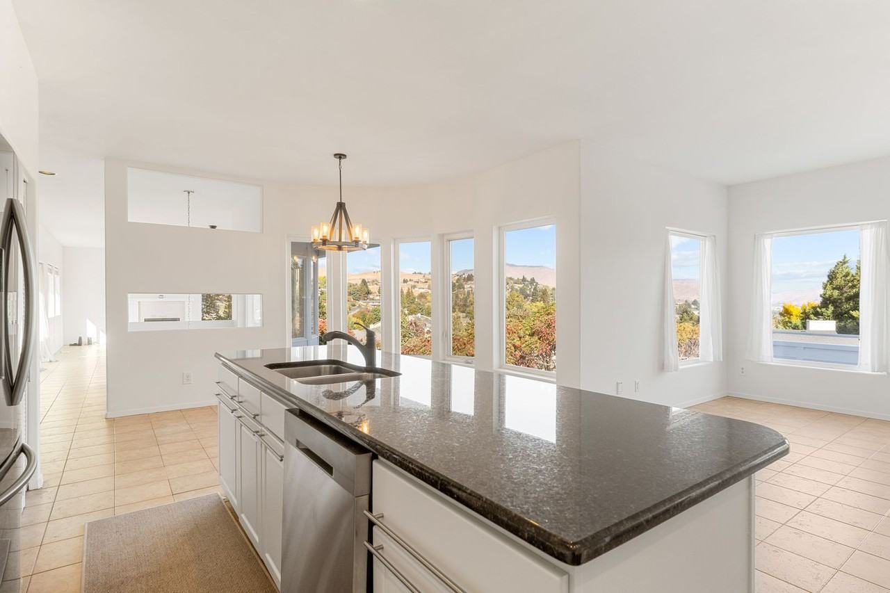 301 Canyon Pl - Photo 2 of 20