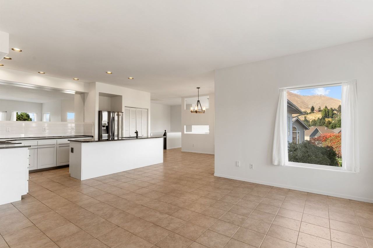 301 Canyon Pl - Photo 6 of 20