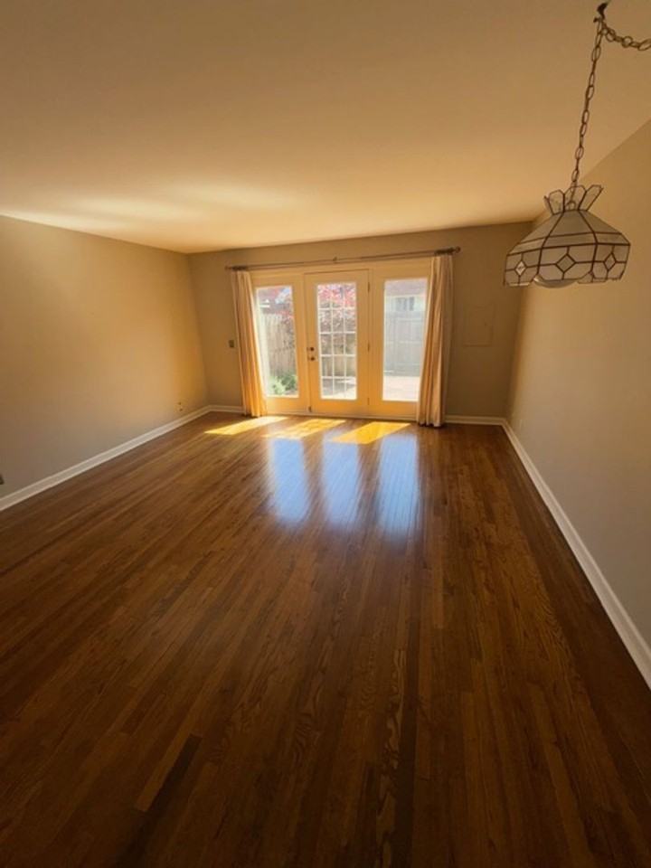 102 Hampton Dr - Photo 2 of 10