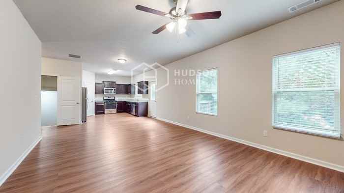 215 Scotland Dr - Photo 6 of 33