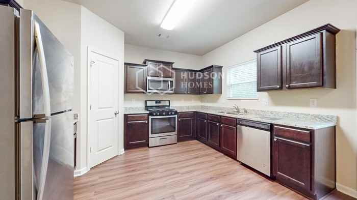 215 Scotland Dr - Photo 7 of 33
