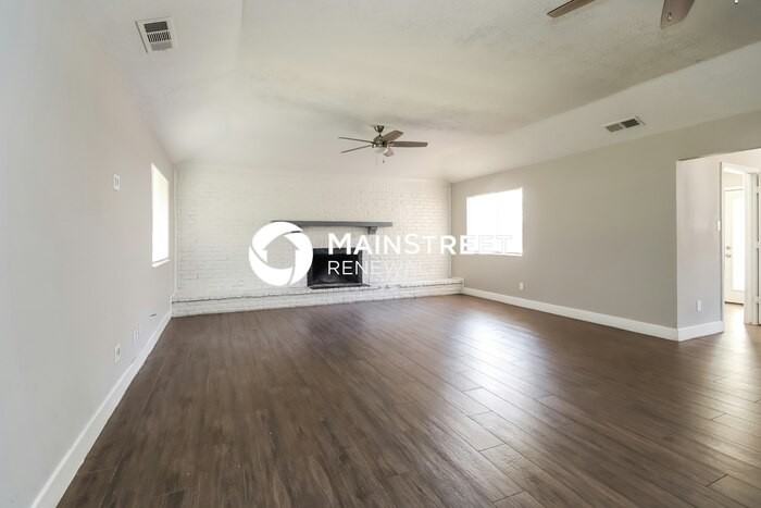 2662 S Woodloch St - Photo 3 of 16