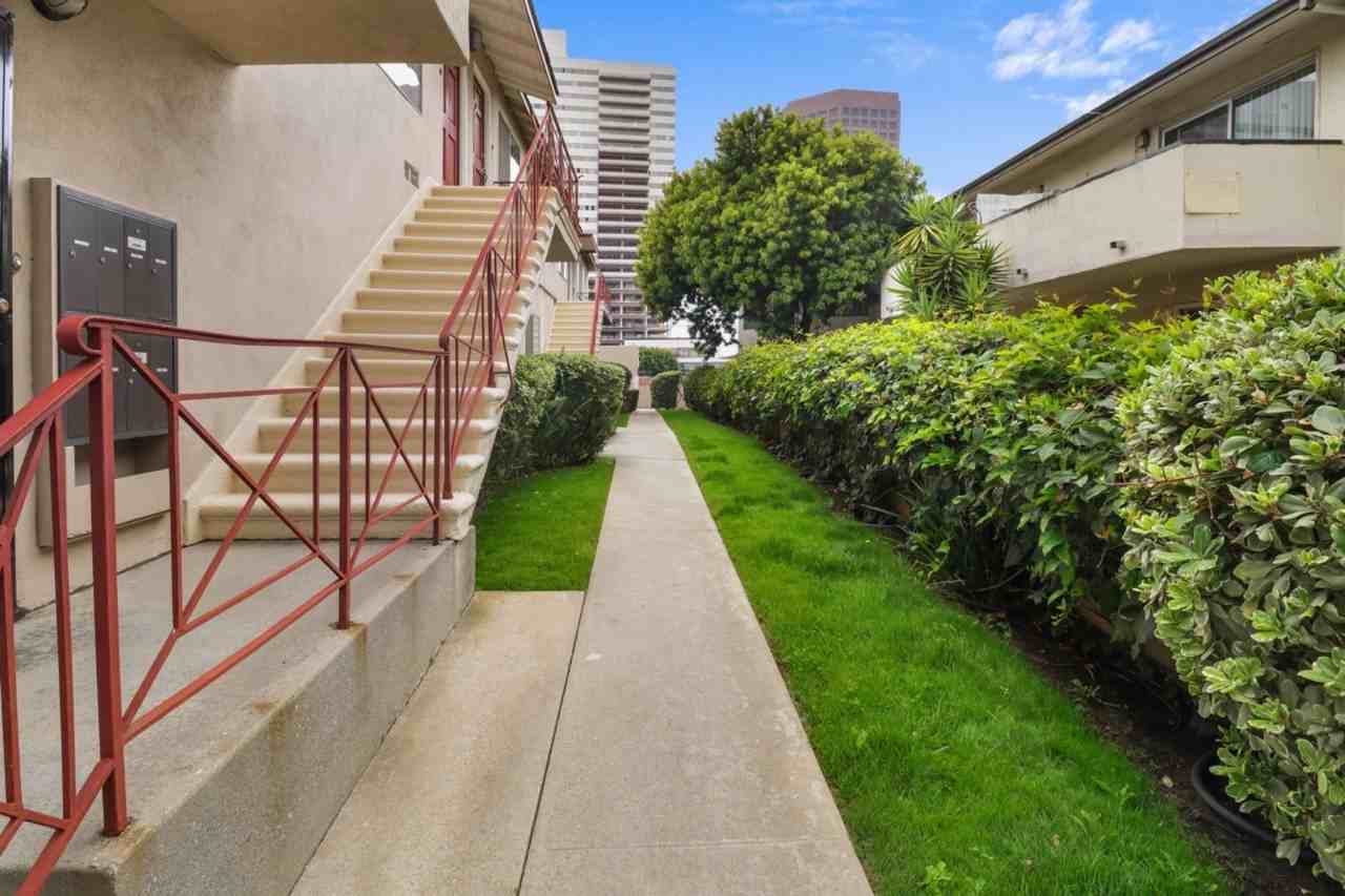 1219 Barry Ave - Photo 2 of 50