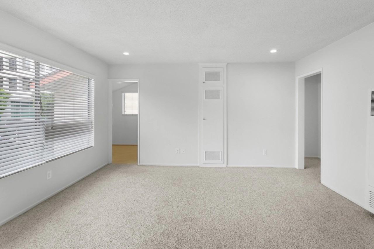 1219 Barry Ave - Photo 4 of 50
