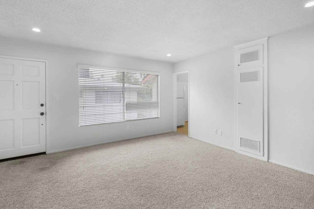 1219 Barry Ave - Photo 5 of 50
