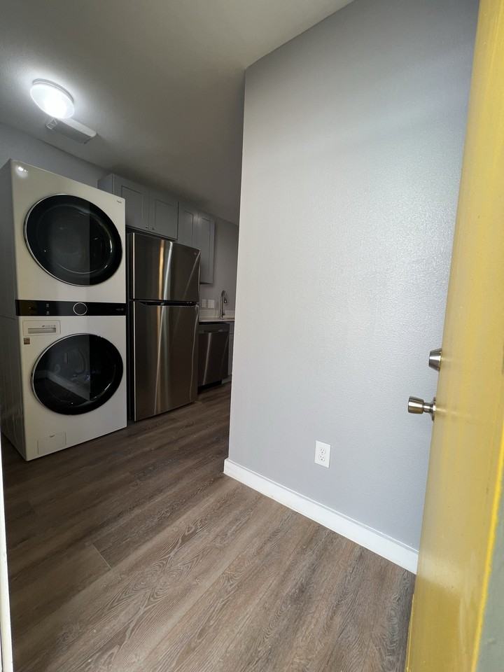 1900 Corona Dr Unit B #B - Photo 3 of 10