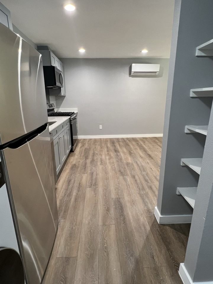 1900 Corona Dr Unit B #B - Photo 4 of 10