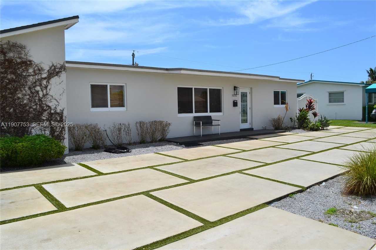 3221 Sw 93rd Pl #NA - Photo 2 of 20