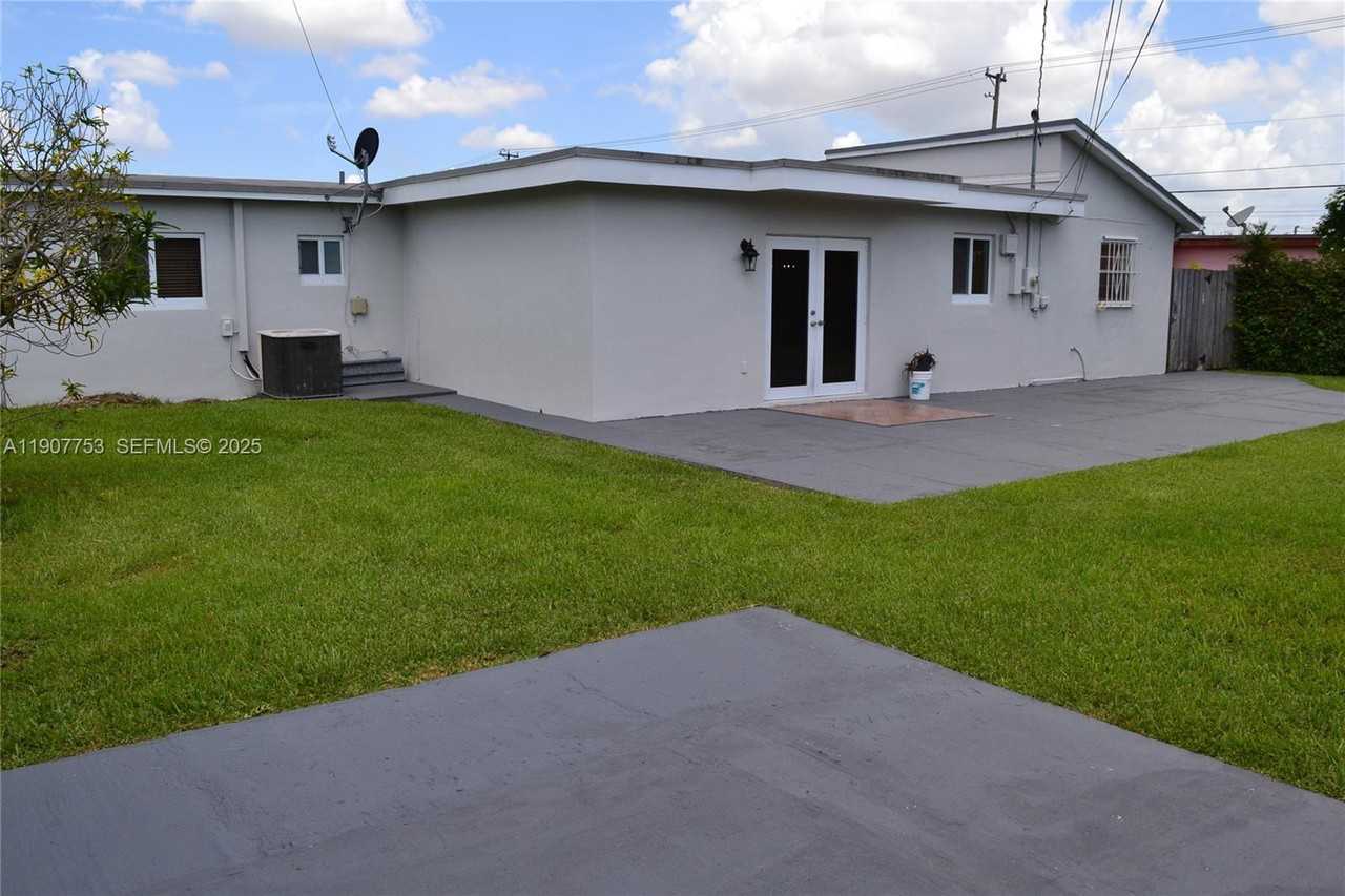 3221 Sw 93rd Pl #NA - Photo 3 of 20