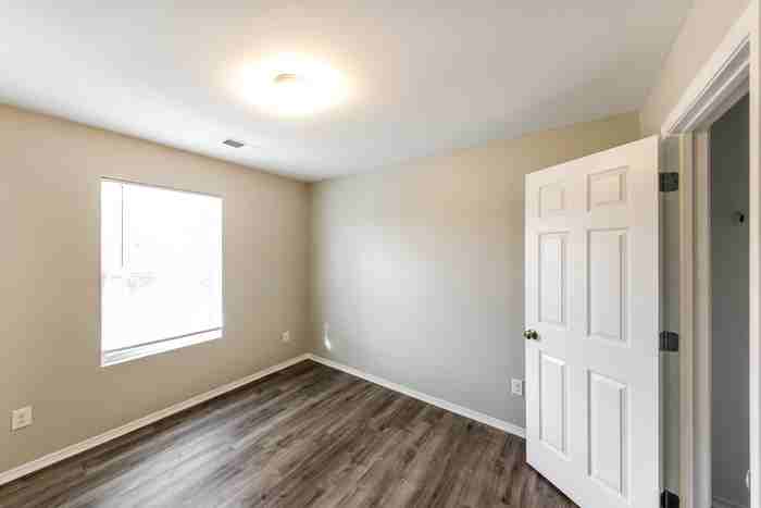 112 Charlton Ln - Photo 5 of 10