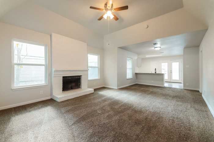 2709 Lexington St - Photo 4 of 14