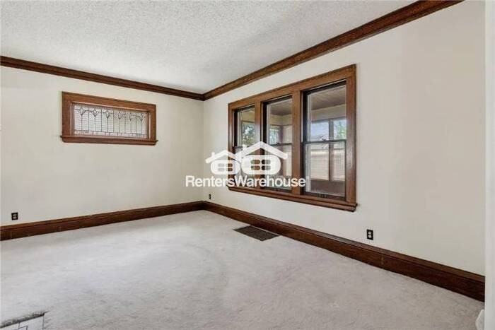 945 Sherburne Ave - Photo 7 of 26