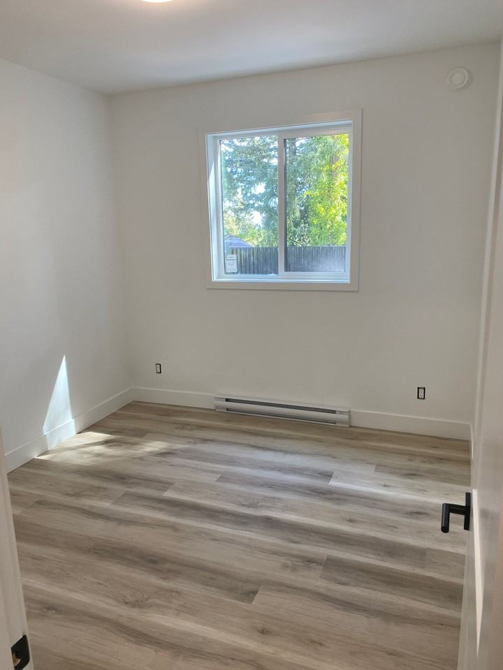 8607 East Saanich Road - Photo 3 of 8