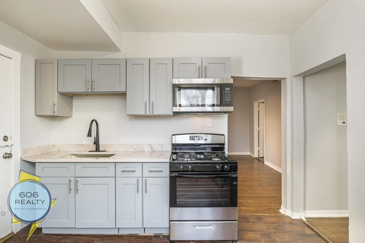 Vintage Hyde Park Apts! - Photo 4 of 18