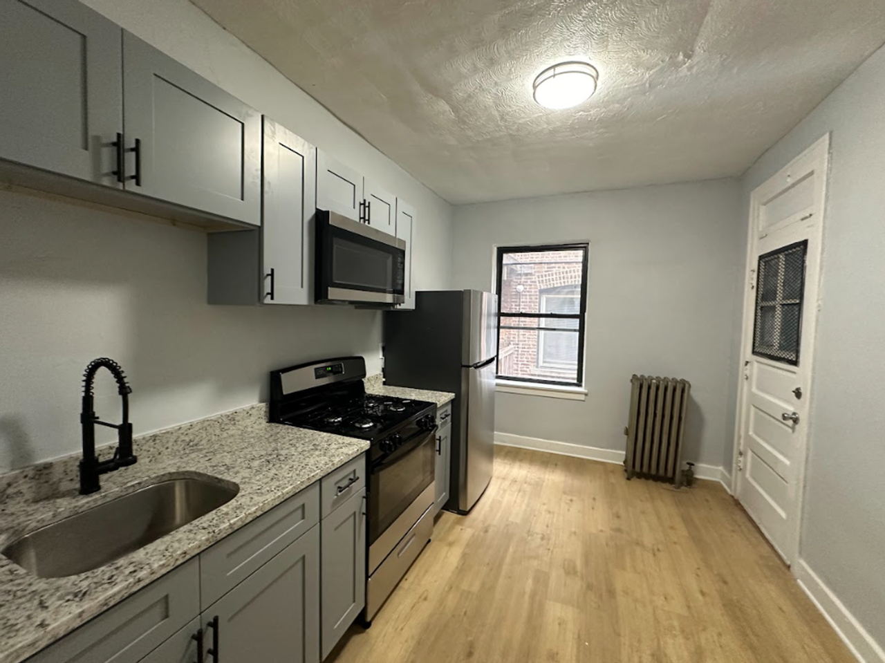 Vintage Hyde Park Apts! - Photo 5 of 18