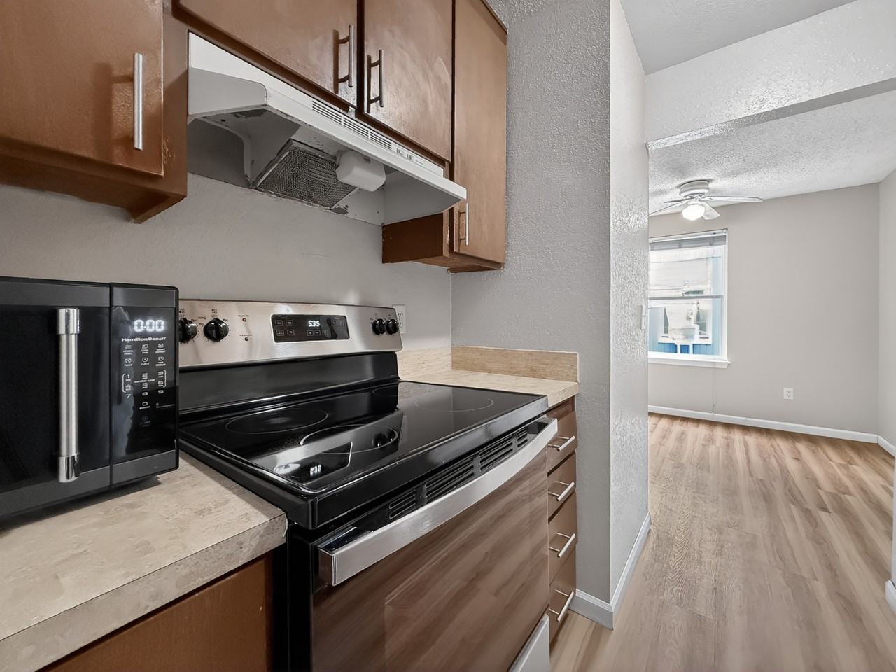 528 Burnett Ave S #1 - Photo 2 of 15