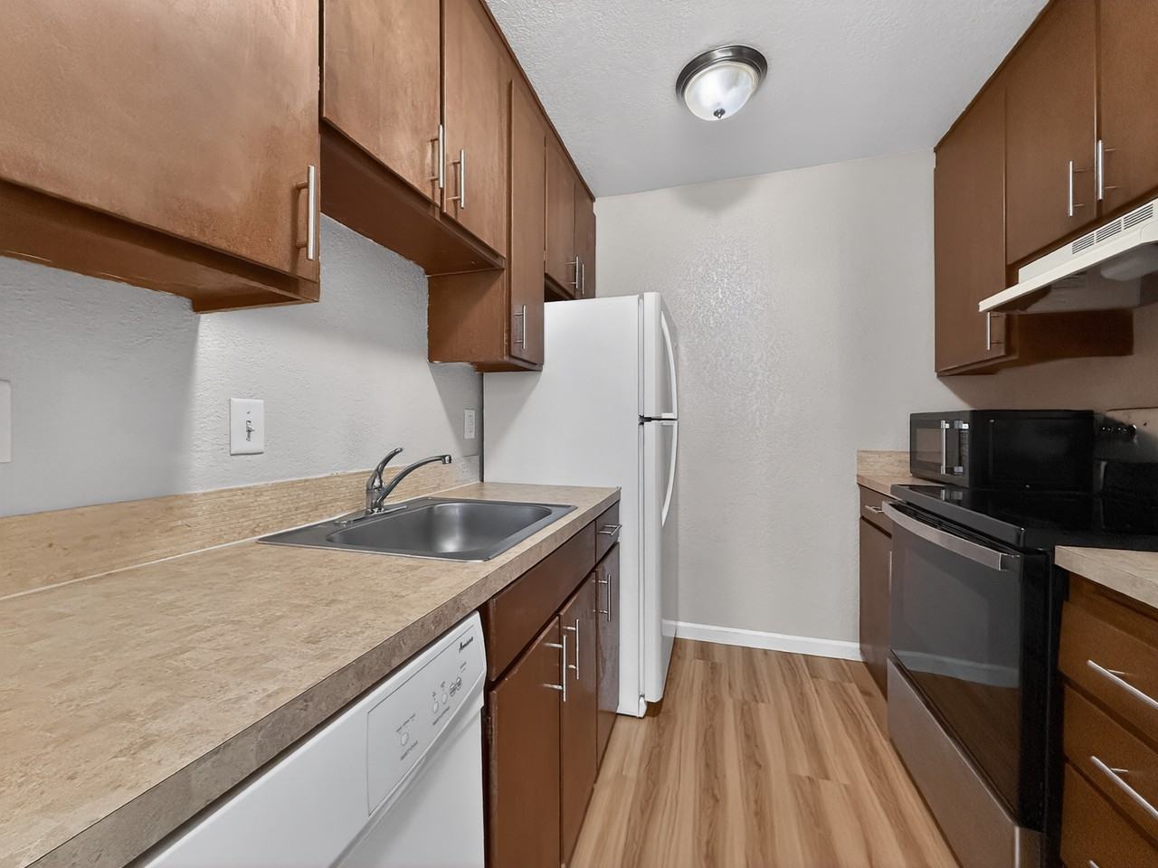 528 Burnett Ave S #1 - Photo 3 of 15