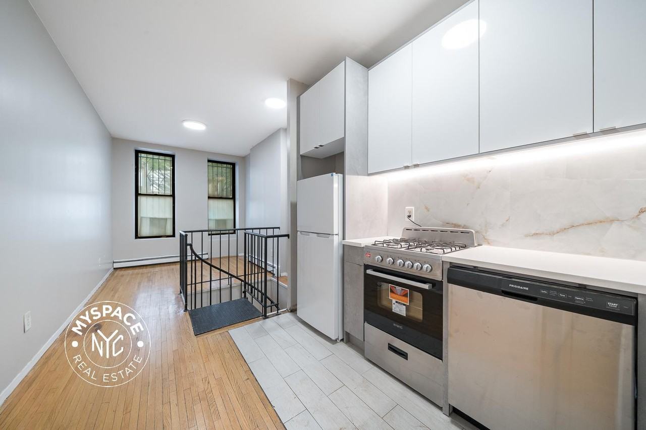 147 9th St #1B - Photo 2 of 18