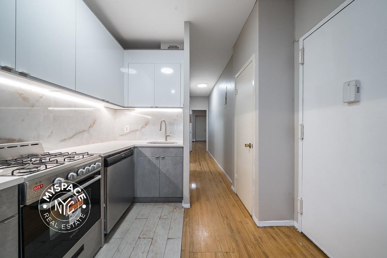 147 9th St #1B - Photo 3 of 18