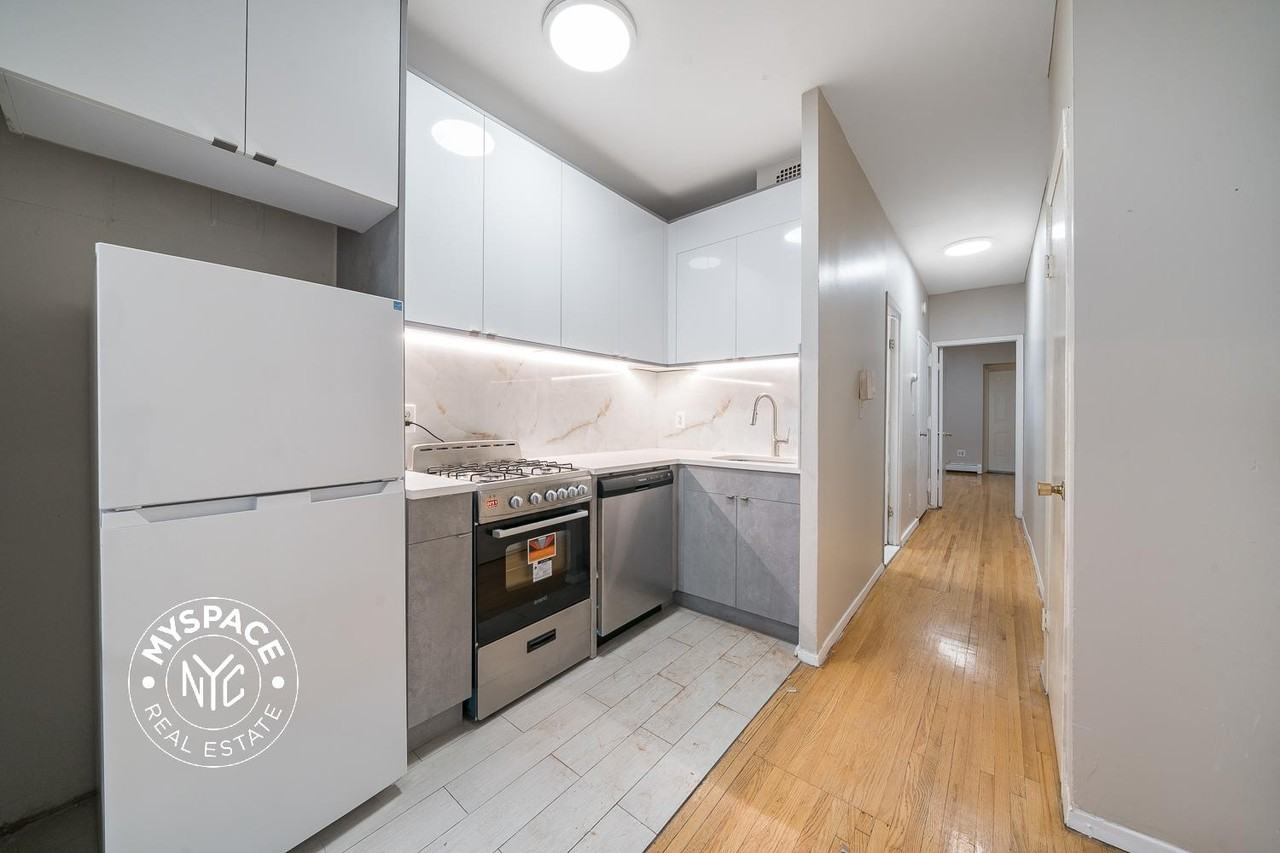 147 9th St #1B - Photo 4 of 18
