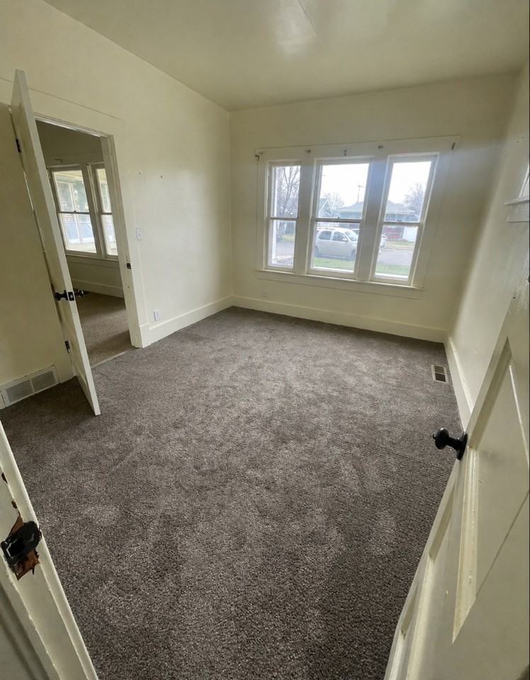 1551 Oakley Ave - Photo 5 of 9