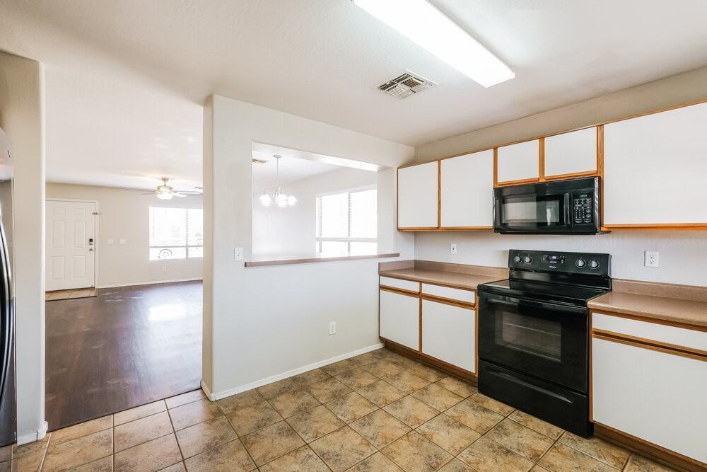 15843 W Woodlands Ave - Photo 7 of 16