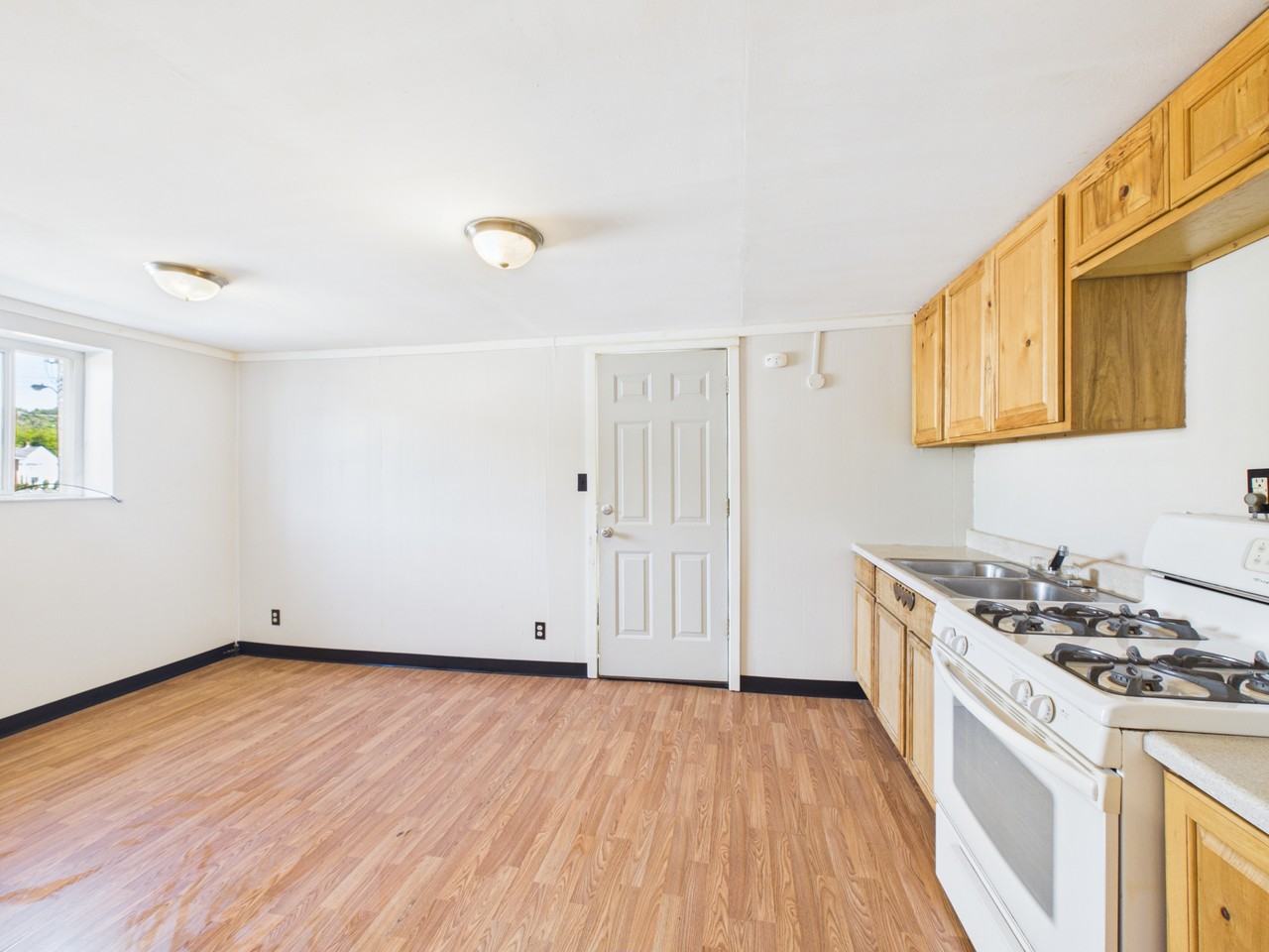 172 3rd St #7 - Photo 4 of 13