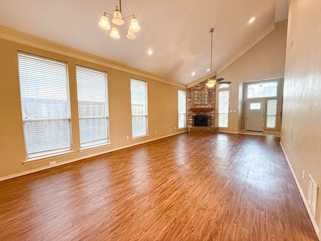 8902 Bayshore Ln - Photo 4 of 26