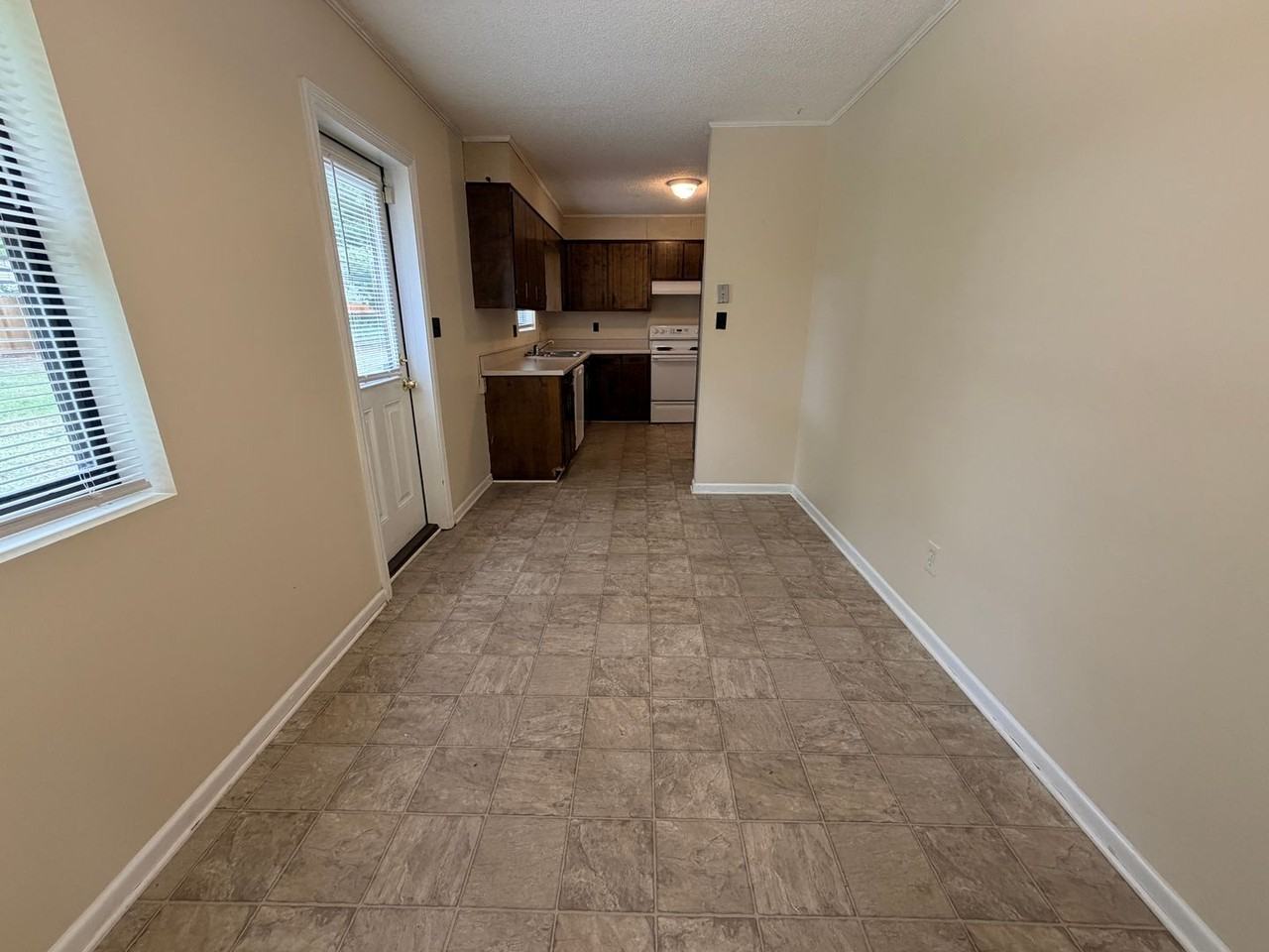 3902 Danube Cir - Photo 6 of 21