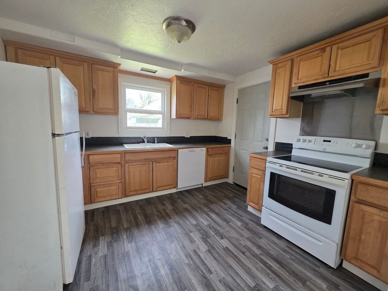 859 W M St - Photo 3 of 12