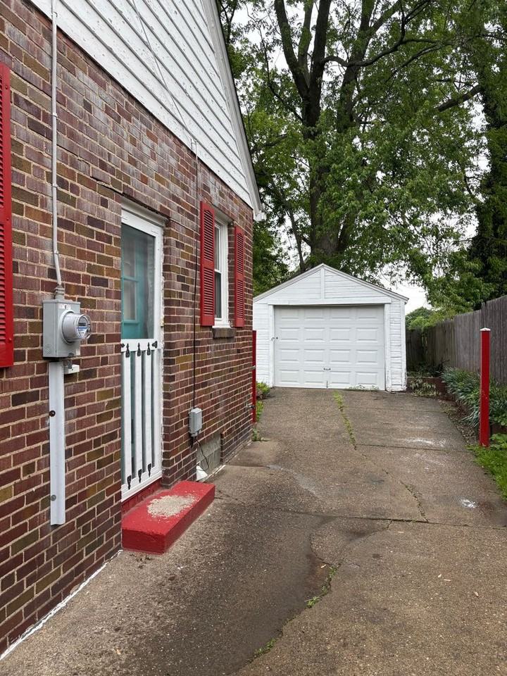 781 Saxon Ave - Photo 7 of 12
