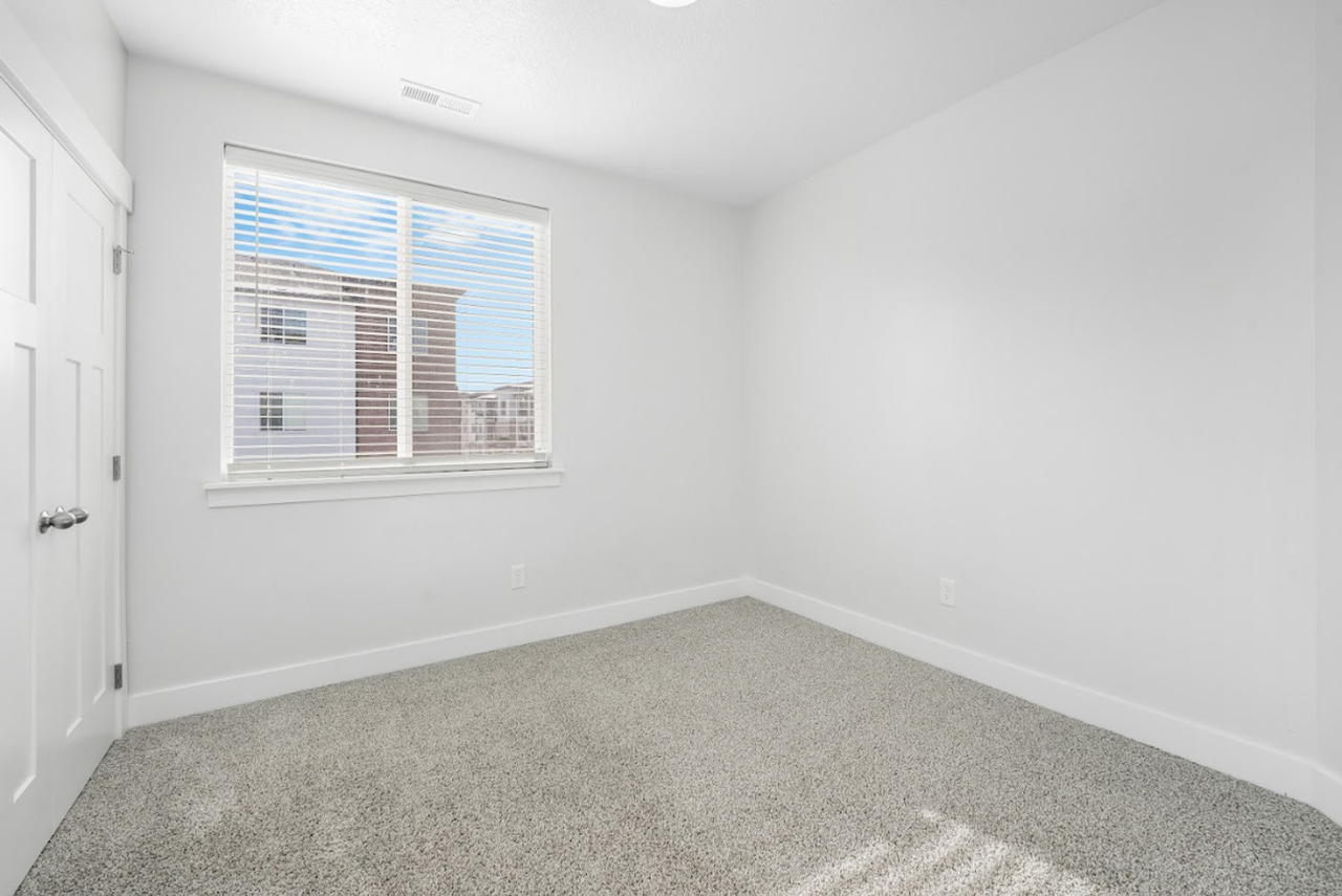 13528 S Commodus Dr - Photo 7 of 10