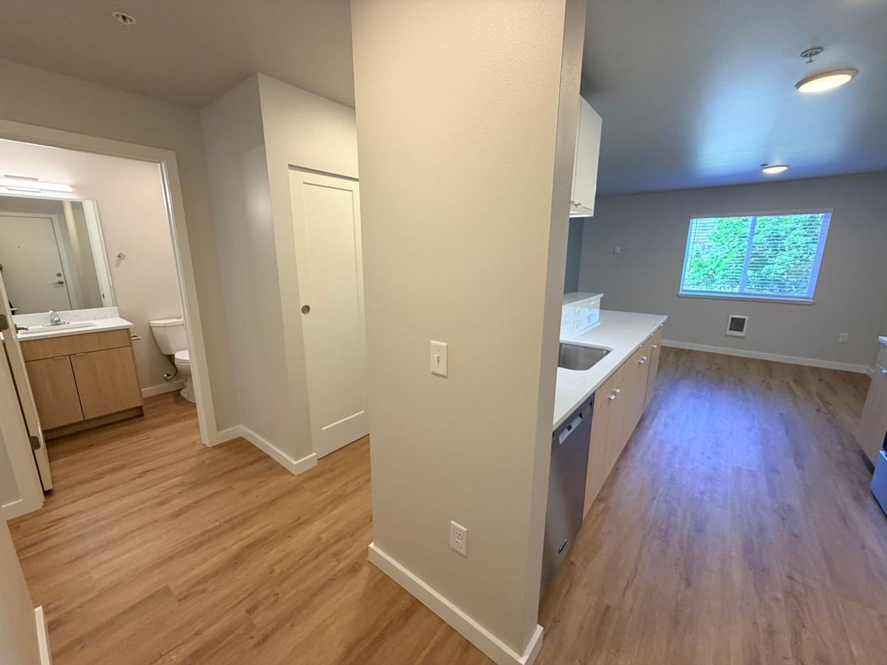 Columbia Square Apartments A-H - Photo 4 of 40