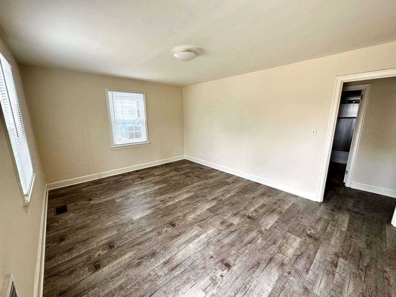 1227 Daniel St - Photo 4 of 19