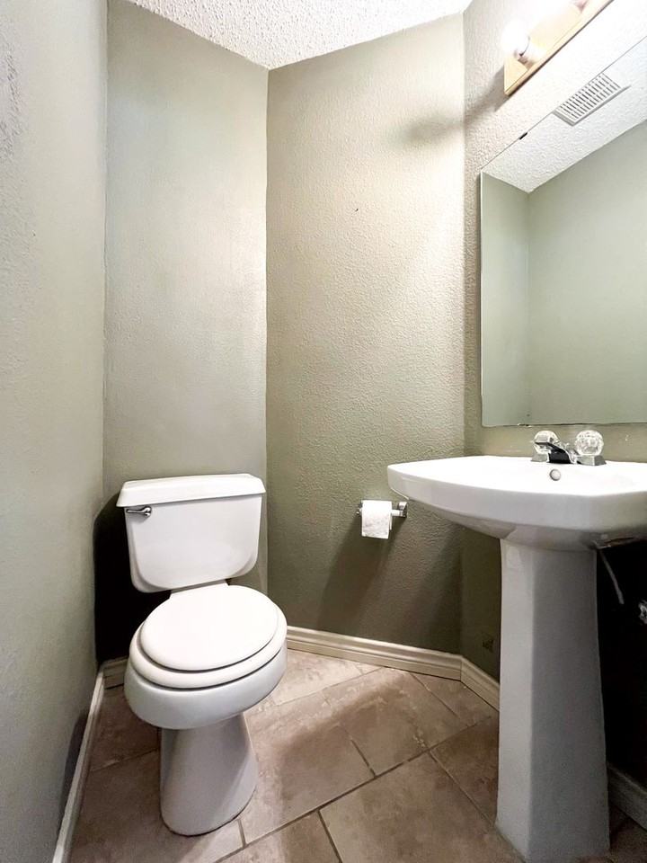 2512 Schulze Dr - Photo 5 of 47