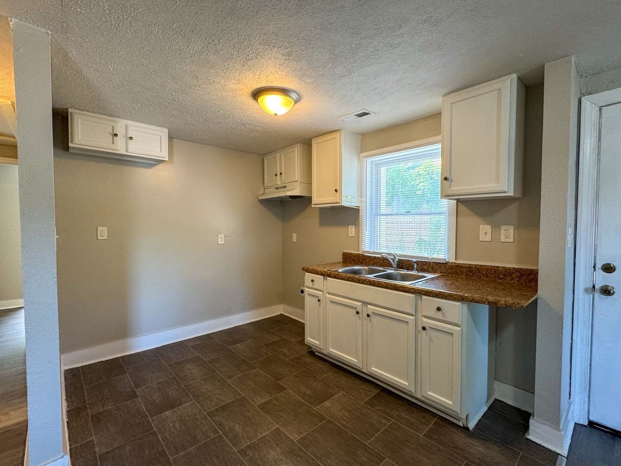 310 St Luke St - Photo 5 of 21