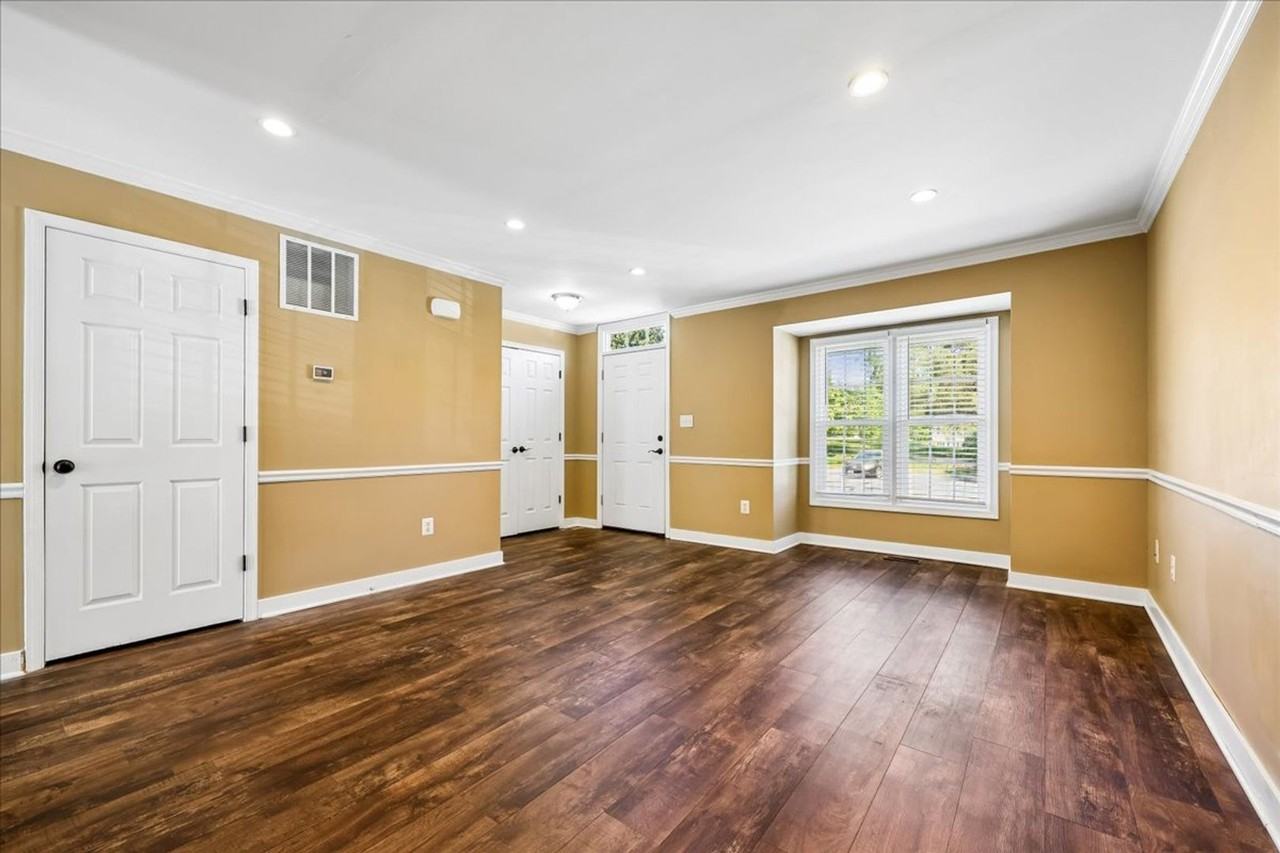 6630 Commodore Ct - Photo 4 of 36