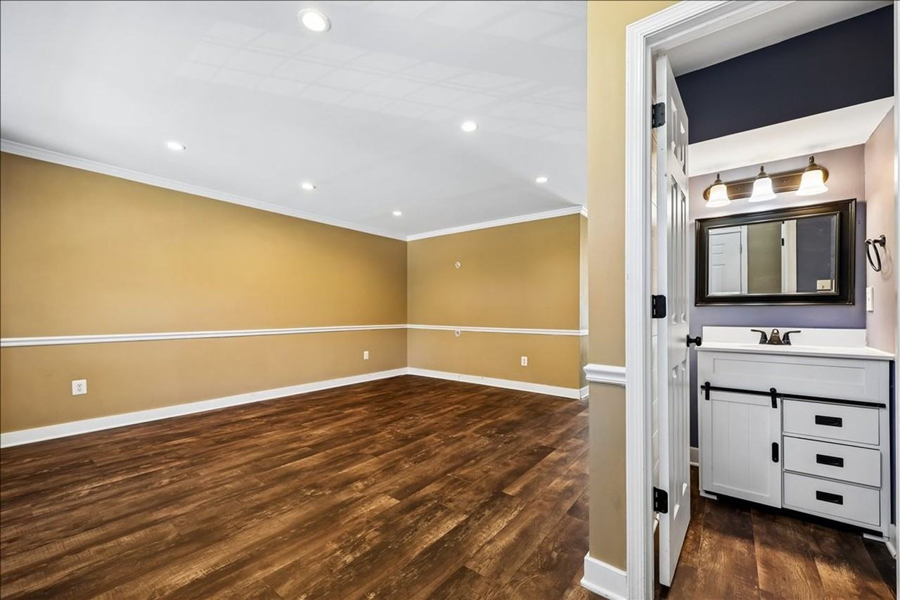 6630 Commodore Ct - Photo 5 of 36