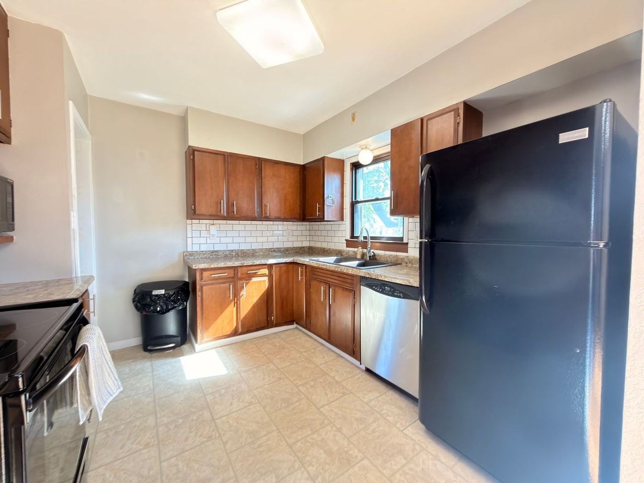 1044 20th St Se - Photo 6 of 19