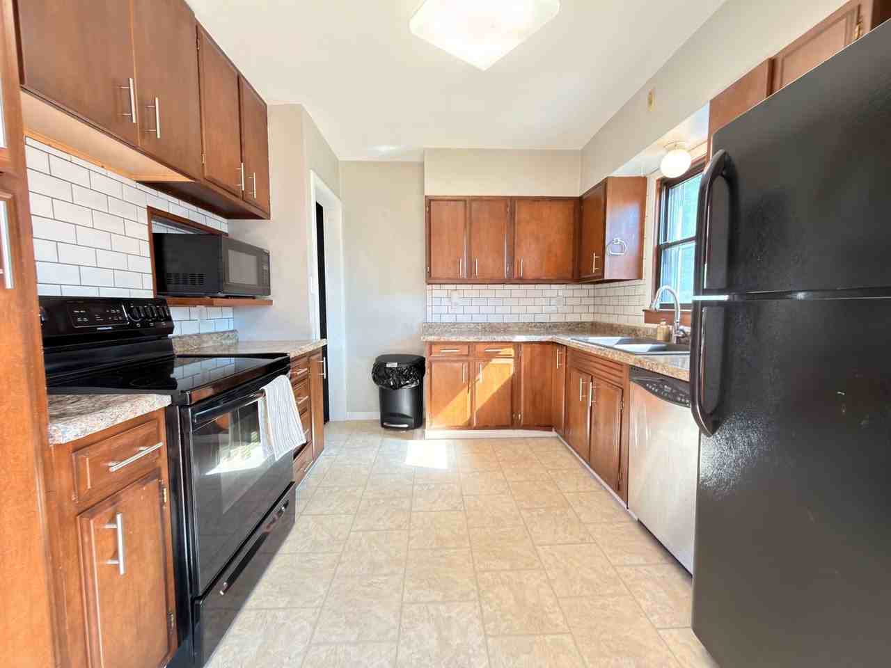 1044 20th St Se - Photo 7 of 19