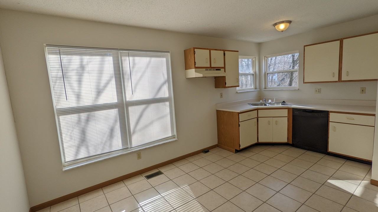 222 Baker St - Photo 6 of 9