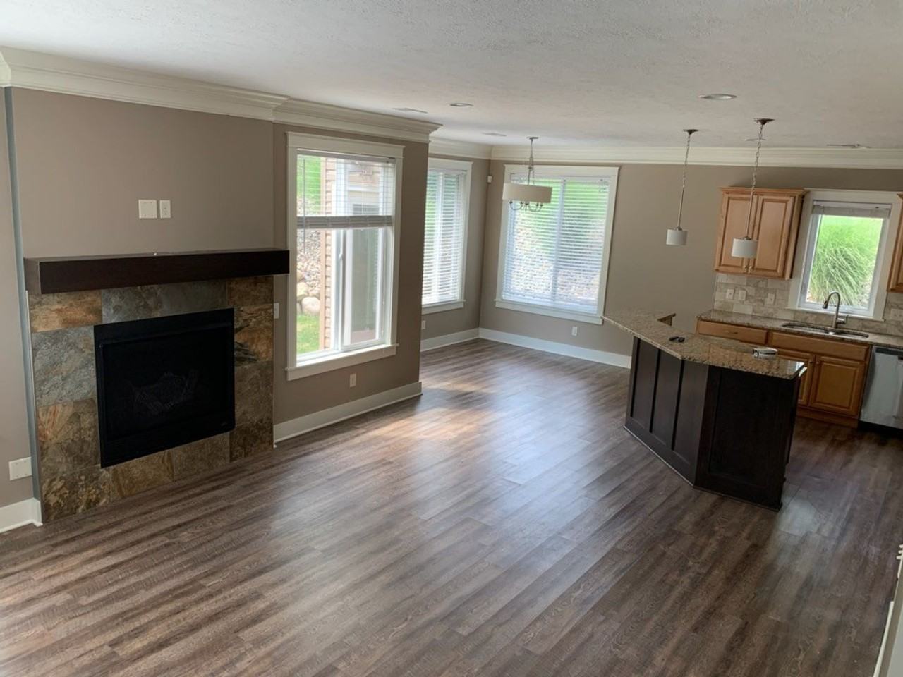 2966 Creekside Ct - Photo 3 of 12
