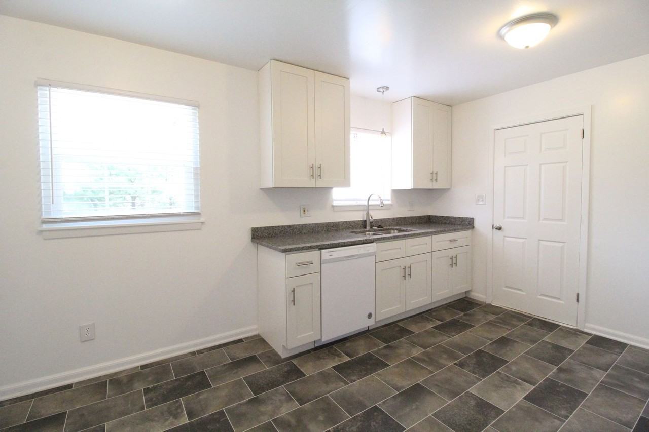 7434 Maple Ln - Photo 7 of 19