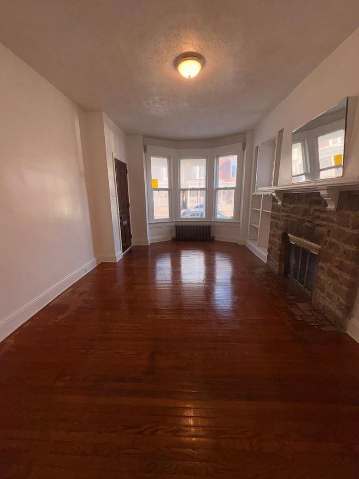 729 W Princess St #1 - Photo 2 of 17