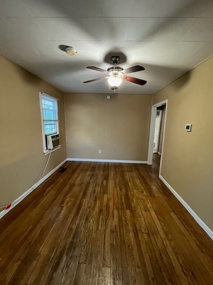 208 Clyde St - Photo 2 of 12
